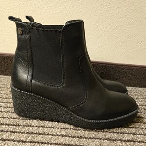 Carmela BlacK Leather Womens wedge chelsea boots sz 39 / 8.5-9
